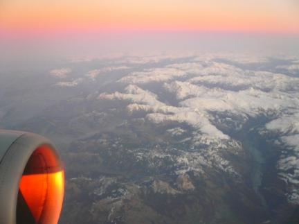 夕闇のスイス上空