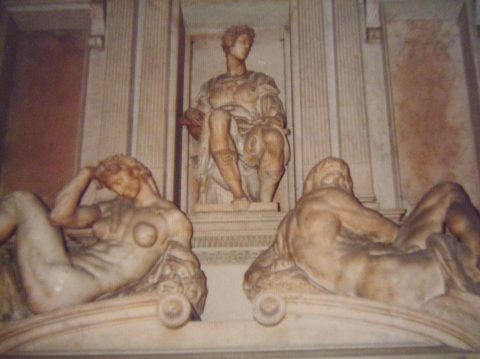 ミケランジェロ作の墓石 昼と夜