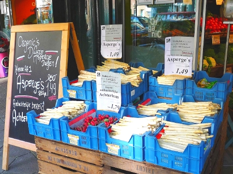 オランダの店先で売られるホワイトアスパラ
