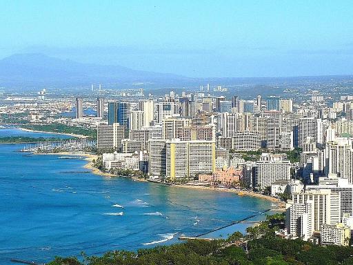 ダイアモンドヘッド山頂からワイキキを臨む