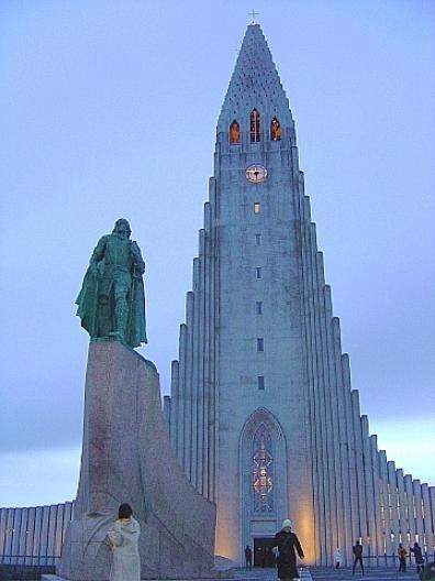 レイブル・エイリックソンの銅像と教会
