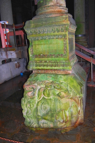 地下宮殿メドゥーサ横　1