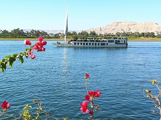 ナイル川東岸の神殿 1