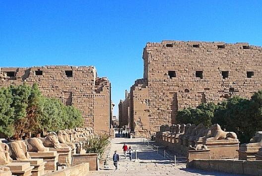 ナイル川東岸の神殿 3