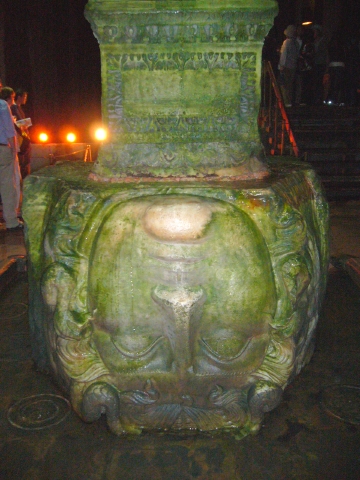 トルコのそ、地下宮殿のメドゥーサ逆さ　1