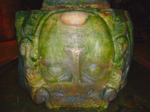 トルコのそ、地下宮殿のメドゥーサ逆さ　2