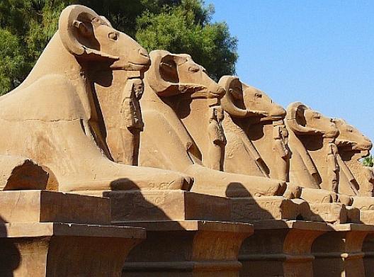 ナイル川東岸の神殿 4