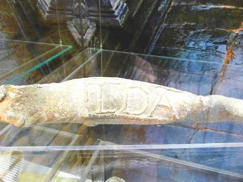 バースのローマ温泉の鉛の配管　ネーム入り