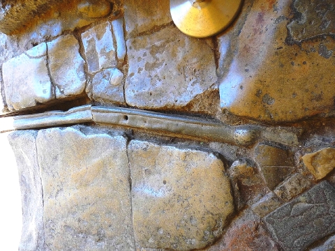 古代ローマからの温泉浴場の壁に埋められた鉛の配管