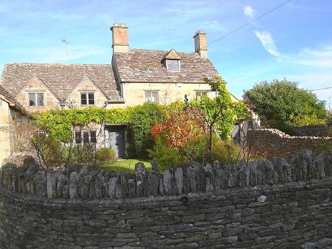 バイブリーの庭の石垣とコム