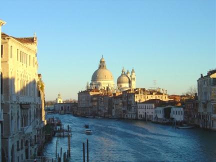 ベネチア大運河よりサンタマリア・デラ・サルーテ教会