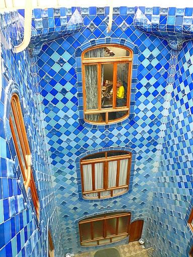 スペイン バトリョ邸5 中庭壁