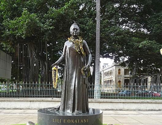リリウオカラニ女王像
