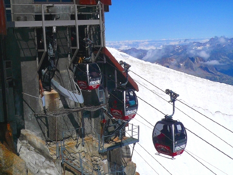 イタリア側へ向かうテレキャビン駅