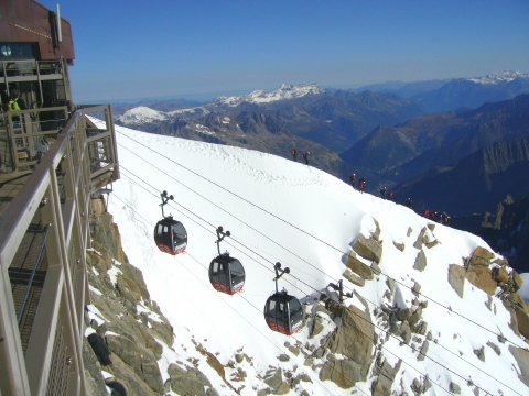 イタリア側へ向かうテレキャビン駅出発