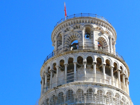 ピサ斜塔のトップ部分とむ鐘