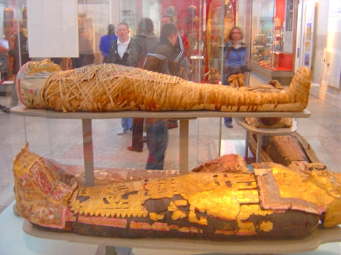 エジプト、大英博物館所のミイラと棺　1
