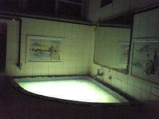 黄金町バザール2011・竜宮美術旅館浴槽