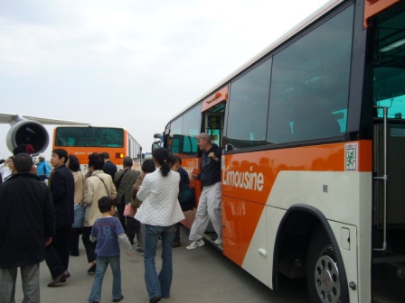 バスを降りて…