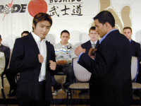 ライト級タイトルマッチを行う王者・五味隆典（左）は挑戦者のマーカス・アウレリオと視線を合わせず＝東京・港区のホテル