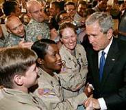 １３日、バグダッドの米国大使館で、駐留米軍兵士らを激励するブッシュ米大統領