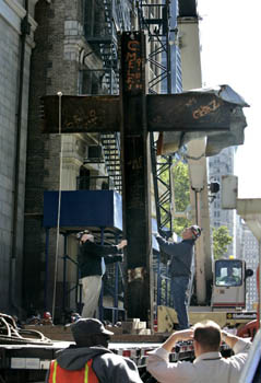ニューヨークで移設のためトラックに積まれる鉄骨の「十字架」（ＡＰ）