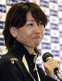 記者会見でレースを振り返る高橋尚子