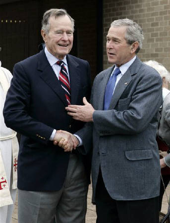１１月９日、ブッシュ米大統領（右）の父親であるブッシュ元大統領（左）は、現政権のイラク戦争処理に対する批判は「極めてアンフェア」だとの見方を示した。４月撮影