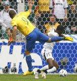 ブラジル対ガーナ戦　右足でシュートを蹴るロナウド