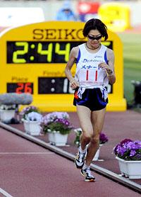 名古屋国際女子マラソンで、うつむきながらゴールに向かう高橋尚子