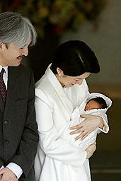 秋篠宮さまに付き添われ、退院する紀子さまと悠仁さま＝１５日午後０時２５分、東京都港区で、代表撮影