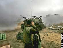 １７日、レバノン南部のヒズボラ拠点を砲撃するイスラエル兵ら