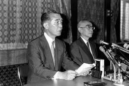 天皇陛下の病状について発表する富田朝彦宮内庁長官（当時、左）＝１９８７年９月２１日、宮内庁で