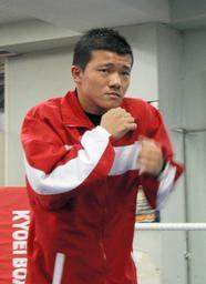 シャドーボクシングをこなした亀田大毅