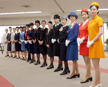 ＪＡＬ記念セレモニーで、歴代制服を着用した客室乗務員がずらり＝１日午後、羽田空港第１ターミナル
