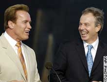 共同記者会見するブレア英首相（右）と、シュワルツェネッガー・カリフォルニア州知事