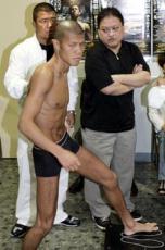 １回で計量パスした亀田興毅。ランダエタの挑発に怒りの表情＝後楽園ホール