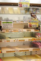 番組放送後、陳列棚から納豆が消えたスーパー＝１１日、大阪市内で