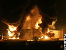 イスラエル軍の空爆で炎上した空港の燃料タンク