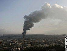 イスラエル軍の空爆で炎上、黒煙を上げるベイルート空港の燃料タンク
