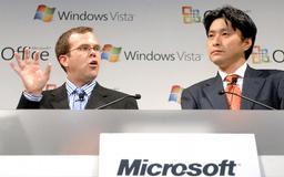 記者会見するマイクロソフト日本法人ウィンドウズ本部長のジェイミソン氏（左）。右は同社インフォメーションワーカービジネス本部長の横井伸好氏