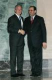 バグダッドで１３日、イラクのマリキ首相に迎えられたブッシュ米大統領