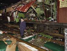 ７月１１日の連続テロ事件で爆破された列車＝インド・ムンバイ