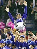 プロ野球のアジアシリーズで優勝し胴上げされる落合監督
