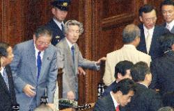 衆院本会議が散会し、議場を後にする小泉首相