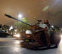 １９日夜、バンコクの首相府近くに戦車で展開する国軍兵士