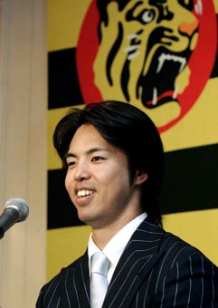 ポスティングシステムによる米大リーグ移籍が球団に認められ、笑顔で記者会見する阪神の井川慶投手