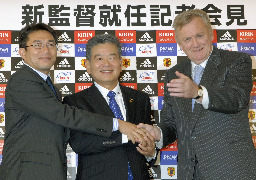 サッカー日本代表監督に就任し、日本サッカー協会の川淵会長（中央）、反町康治Ｕ―２１日本代表監督（左）と握手するイビチャ・オシム氏