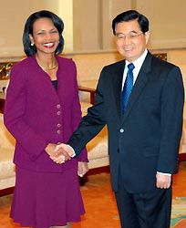 ライス米国務長官と握手する中国の胡錦濤国家主席