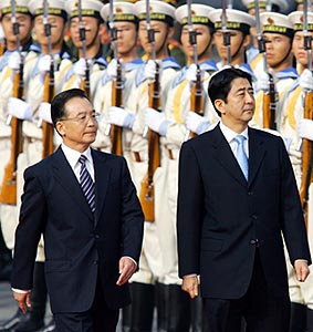 北京で中国の温家宝首相（左）と歓迎式典に臨む安倍首相＝８日午後（代表撮影・共同）